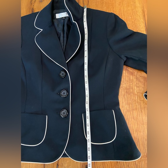 Tahari Arthur S. Levine Black Blazer with Ivory Piping, Front Pockets, Size 6 - Picture 9 of 10